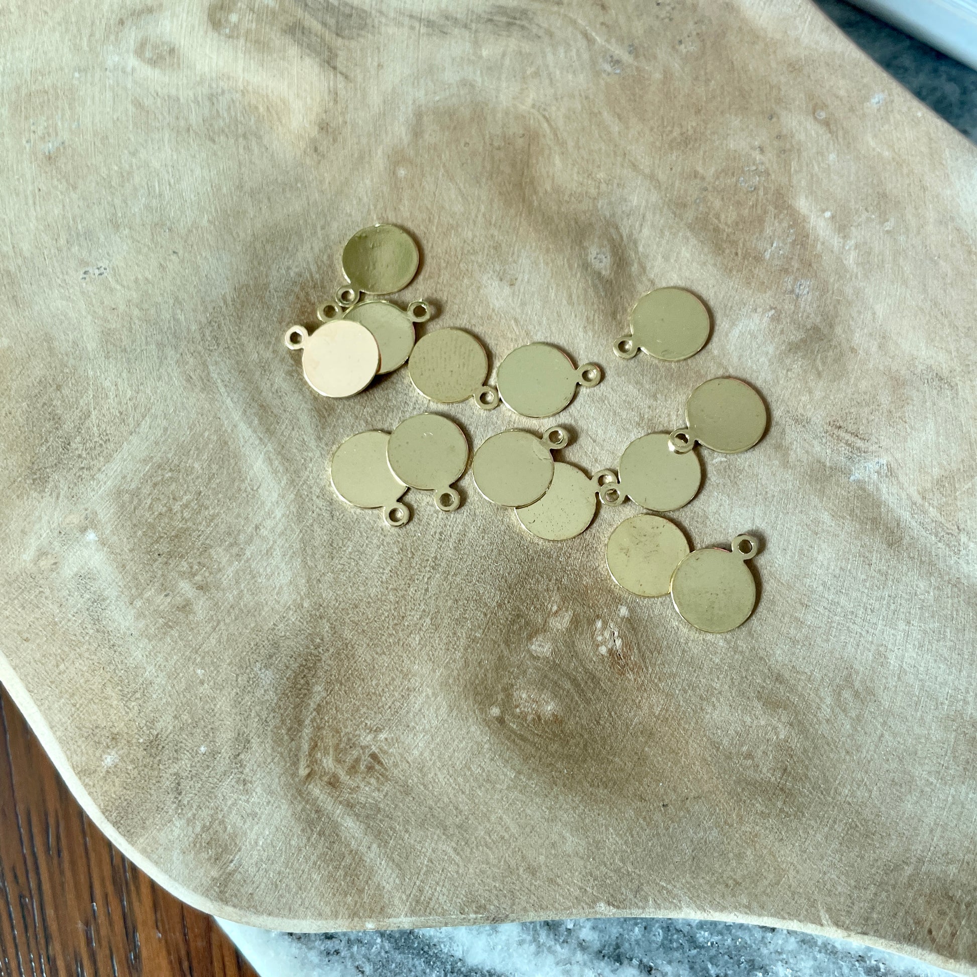 8mm Gold Tone Tag, 20pc - detail view 1